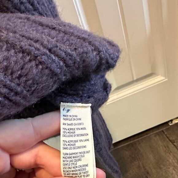 American Eagle Large Y2K Purple Wool/Mohair-Blend Open Knit V-Neck Sweater - Picture 8 of 9